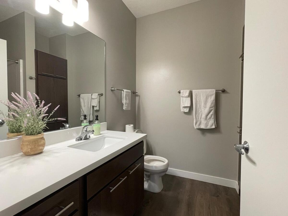 Appartamento Large Downtown 2Br -Hot Tub-Downtown! Des Moines Esterno foto