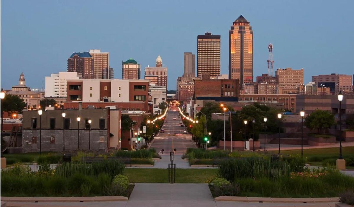 Appartamento Large Downtown 2Br -Hot Tub-Downtown! Des Moines Esterno foto