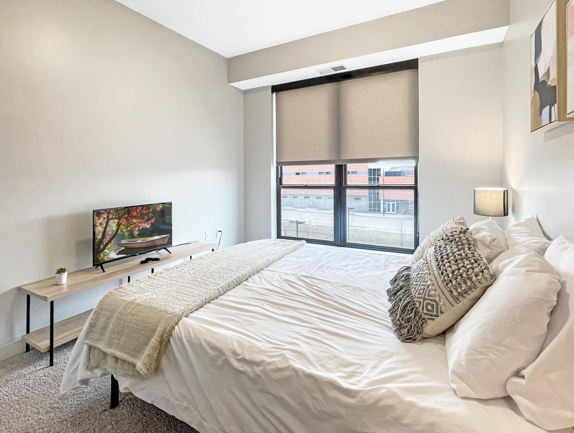 Appartamento Large Downtown 2Br -Hot Tub-Downtown! Des Moines Esterno foto