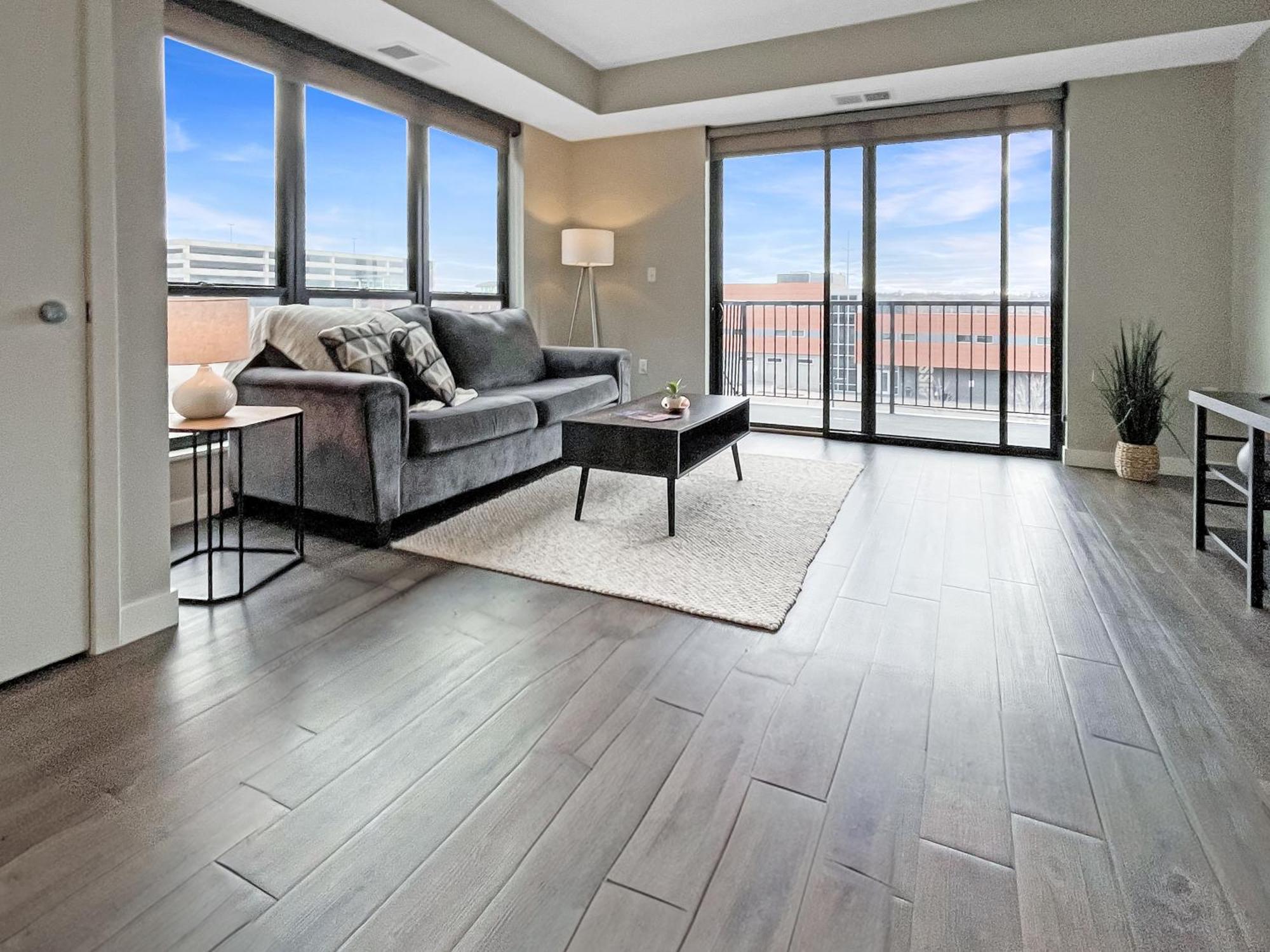 Appartamento Large Downtown 2Br -Hot Tub-Downtown! Des Moines Esterno foto